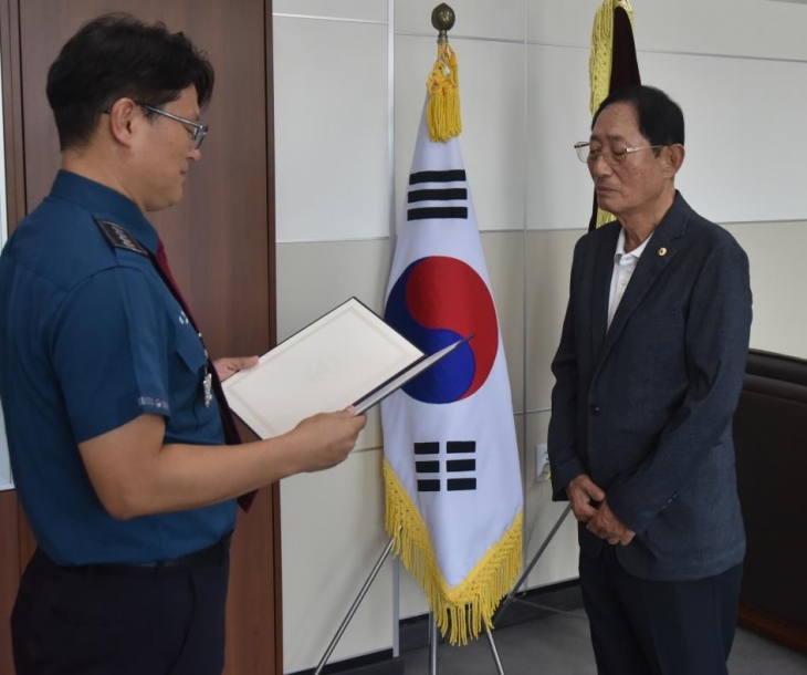 심명섭 속초경찰서장으로부터 감사장을 받는 오신호씨. 속초경찰서 제공