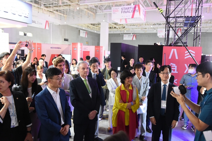 ‘2024 경기 스타트업 서밋×South Summit Korea’ 개막식에 참석한 김현곤 경기도 경제부지사(왼쪽)과 강성천 경과원장(오른쪽)이 전시관 앞에서 설명을 듣고 있다. (경과원 제공)