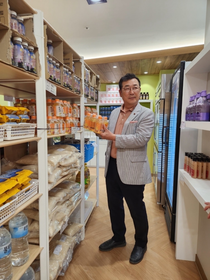 푸드센터내 물품을 점검하는 유만희 의원