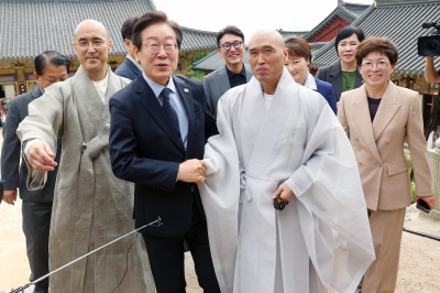 범어사에 간 이재명 대표… 부산 보궐선거 지원