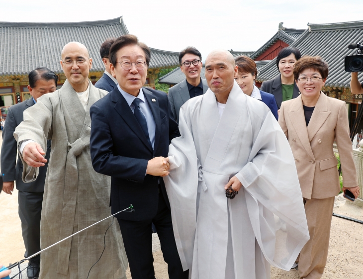 범어사에 간 이재명 대표… 부산 보궐선거 지원