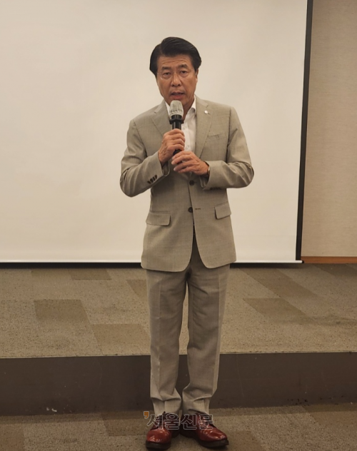 서강석 서울 송파구청장이 25일 서울 중구 한국프레스센터에서 열린 기자설명회에서 올해 한성백제문화제에 대해 설명하고 있다.