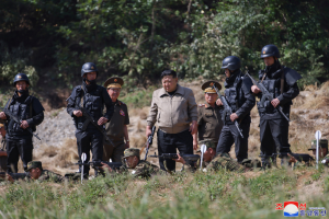 軍도 못 믿나?…김정은 둘러싼 경호원들, 방아쇠에 손가락 걸었다