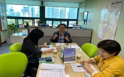 지난 24일 서울시 시민건강국 건강관리과 센터 개소식 관련 최종 보고 자리에 참석한 최기찬 의원(가운데)