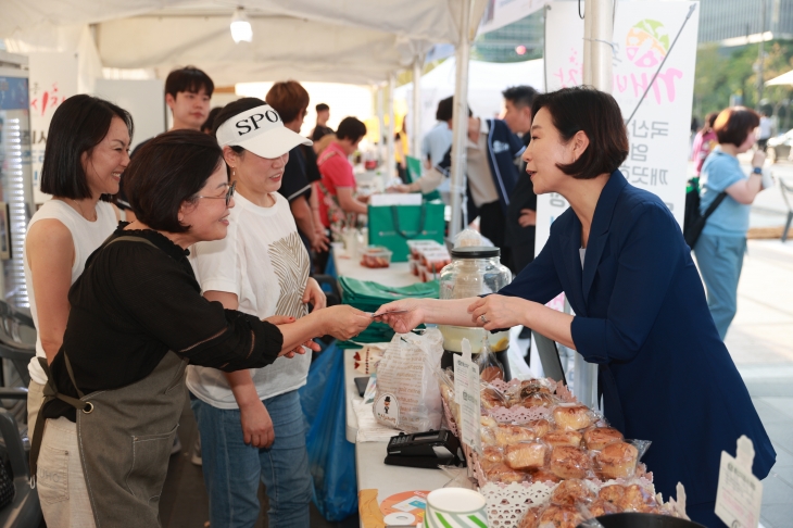 오영주 중소벤처기업부 장관이 지난달 10일 서울 종로 청계광장에서 열린 ‘동행 축제 전통시장 판매전’에서 상인들과 대화하고 있다. 중소벤처기업부