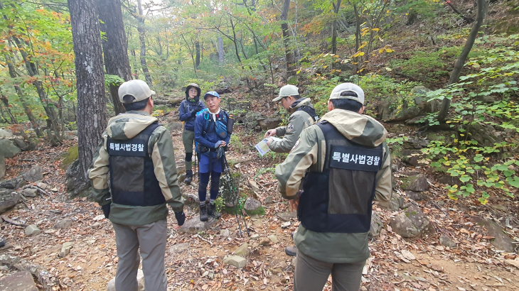 국립공원공단 직원들이 샛길을 출입한 탐방객을 단속하고 있다. 국립공원공단