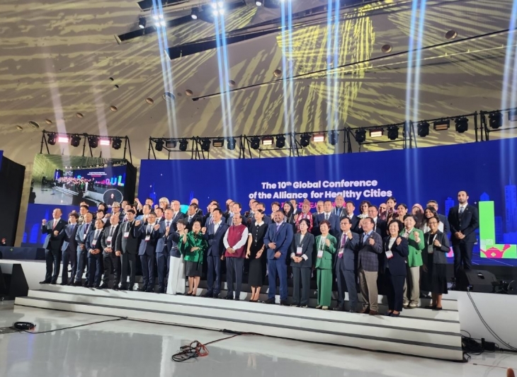 지난 25일 동대문디자인플라자(DDP)에서 열린 제10차 건강도시연맹 세계총회 개회식에서 참석자들이 기념촬영을 하고 있다.
