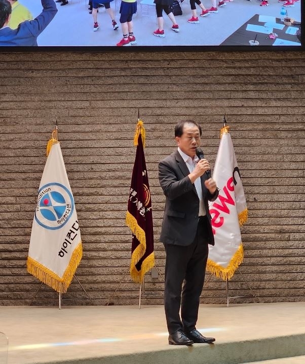 지난 24일 종로구 연동교회대성전에서 개최된 ‘시니어 건강노래체조 서울대회’에 김용호 의원이 참석해 축사하고 있다.