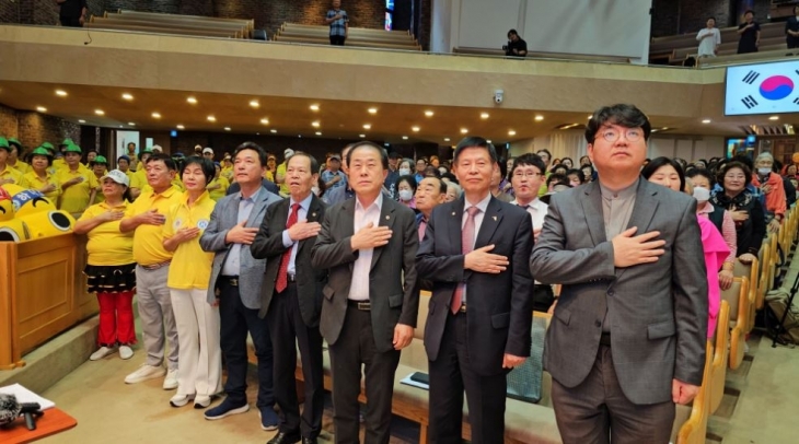 지난 24일 종로구 연동교회대성전에서 개최된 ‘시니어 건강노래체조 서울대회’에 김용호 의원이 참석해 국민의례를 하고 있다(맨 앞줄 오른쪽에서 세 번째).