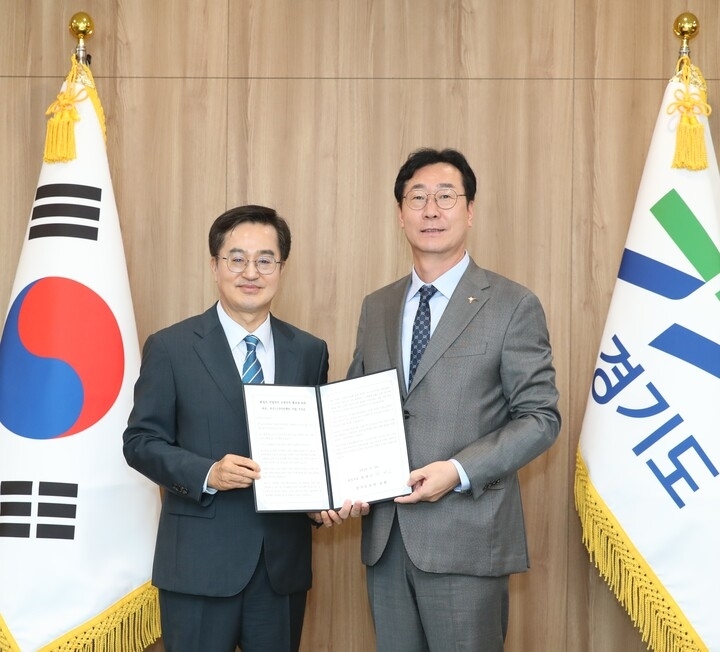 정명근 화성시장이 26일 김동연 경기도지사를 만나 마도·서신지역 119 지역대를 119안전센터로 확대개편 해줄 것 등을 건의했다. (화성시 제공)