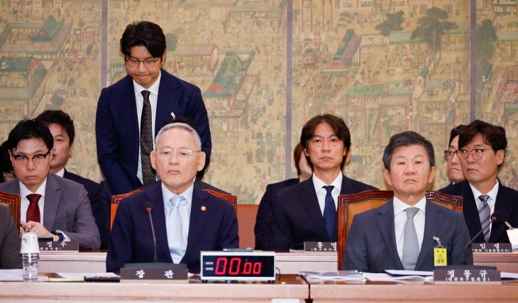 박주호 전 대한축구협회 전력강화위원이 24일 서울 국회 문화체육관광위원회에서 열린 현안질의에 출석해 인사하고 있다. 뉴스1