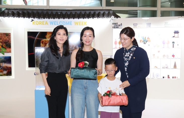 이부진(왼쪽) 한국방문의해위원장과 장미란(오른쪽) 문체부 2차관이 26일 제주공항 1층 중앙홀에서 열린 외국인 관광객 환영주간 개막행사에서 외국인 관광객의 방문을 환영하며 선물을 준 뒤 기념촬영을 하고 있다. 한국방문의해위원회 제공