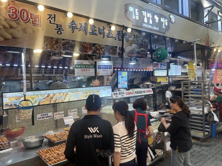 35년째 운영 중인 도깨비시장의 ‘명동김밥’. 고객과의 의리를 지키려고 김밥 한 줄 가격 2500원을 유지하고 있다.