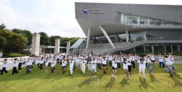 27일 서울 용산구 국립한글박물관 잔디마당에서 K팝 커버댄스 페스티벌 월드 파이널 참가자들이 랜덤 플레이 댄스를 하고 있다. 2024.9.27 오장환 기자