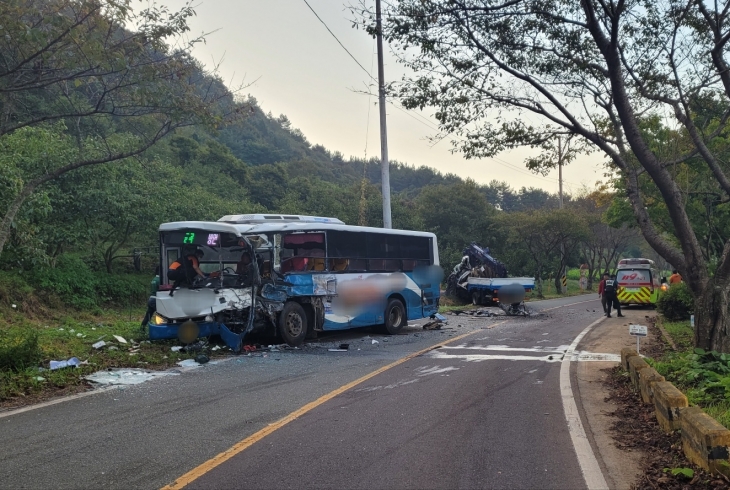 26일 오전 6시 25분쯤 경남 고성에서 중앙선을 침범한 화물차가 마주 오던 군내버스와 충돌하는 사고가 났다. 2024.9.27. 독자 제공