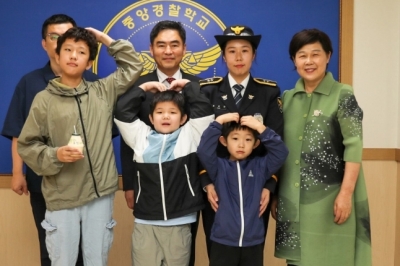 尹, ‘세 아들’ 엄마 순경 임용 축하…“엄마 경찰, 많이 나오도록 최선”