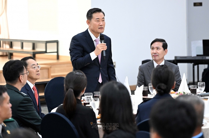 신원식 국가안보실장이 27일 서울 용산구 국방컨벤션센터에서 열린 군인가족의 날 기념 국군모범용사 및 군인가족 초청행사에서 축사를 하고 있다. 2024.9.27 오장환 기자