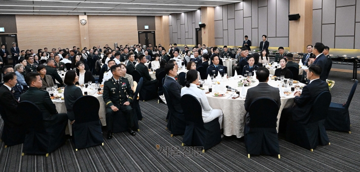 곽태헌 서울신문사 사장이 27일 서울 용산구 국방컨벤션센터에서 열린 군인가족의 날 기념 국군모범용사 및 군인가족 초청행사에서 인사말을 하고 있다. 2024.9.27 오장환 기자