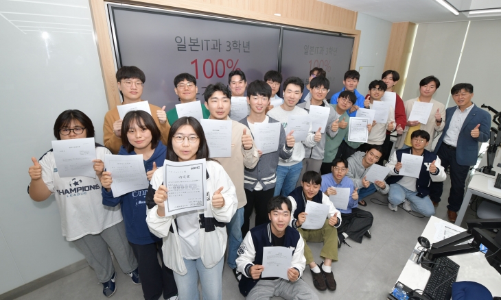 일본 기업 채용이 확정된 영진전문대 컴퓨터정보계열 일본IT과 학생들이 채용내정서를 들고 박성철 지도교수(오른쪽)와 함께 기념 촬영을 하고 있다. 영진전문대 제공