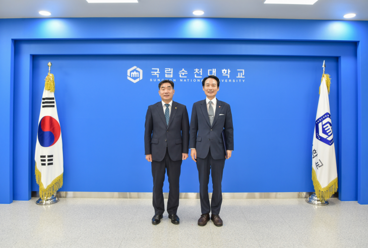 이병운 순천대 총장과 박광호 특임교수가 기념사진을 찍고 있다.