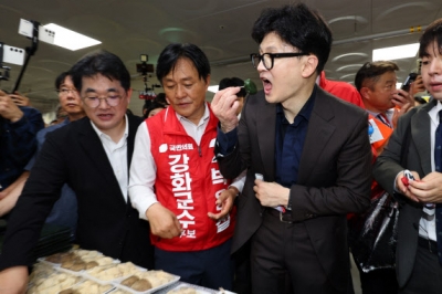 [포토] 강화풍물시장서 떡 맛보는 한동훈 대표