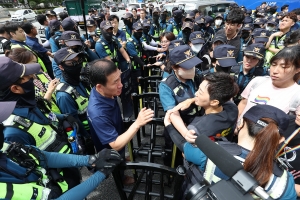 대구퀴어축제, 우여곡절 끝 개최…인근에선 반대 집회로 맞불