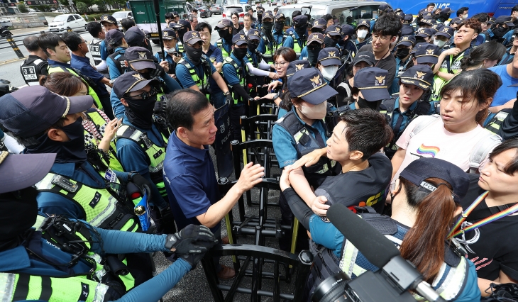 28일 대구 중구 반월당사거리인근 달구벌대로에서 ‘제16회 대구퀴어문화축제’개최를 앞두고 퀴어축제조직위원회 측과 경찰이 집회 장소 범위를 두고 대치하고 있다.  연합뉴스