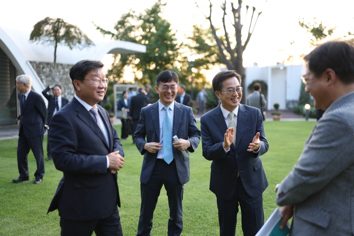 제2기 경기도자문위원회에 참석한 김동연 경기지사와 전해철 위원장 등이 담소를 나누고 있다. (경기도 제공)