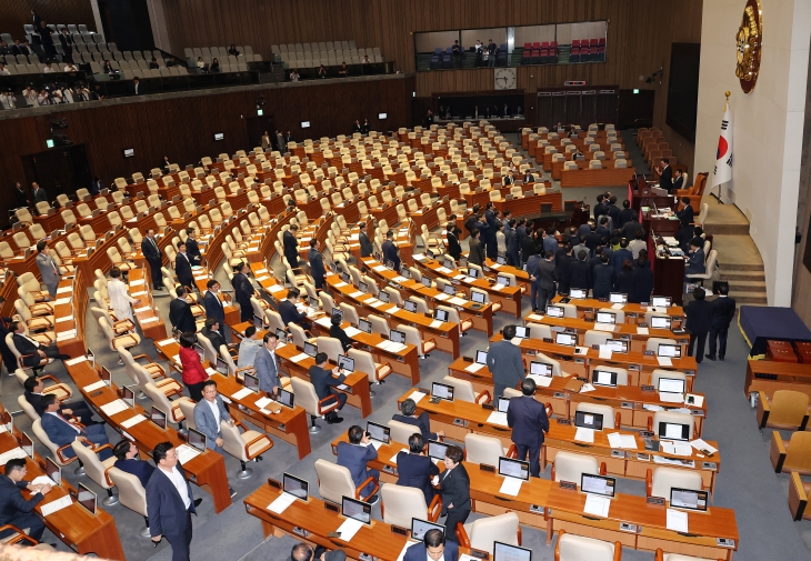 26일 국회에서 열린 본회의에서 ‘방송 4법’(방송법·방송문화진흥회법·한국교육방송공사법·방송통신위원회법 개정안)과 ‘전 국민 25만원 지원법’(민생회복지원금지급 특별조치법), ‘노란봉투법’(노동조합 및 노동관계조정법 개정안) 등의 법안들이 부결되자 야당 의원들이 회의장을 나가자 국민의힘 의원들이 우원식 국회의장에게 항의하고 있다. 2024.9.26 연합뉴스