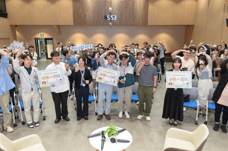 이기재(가운데) 서울 양천구청장이 지난 26일 진행된 ‘구청장과 함께하는 청렴 토크 콘서트’에서 직원들과 함께 기념촬영을 하고 있다. 양천구 제공