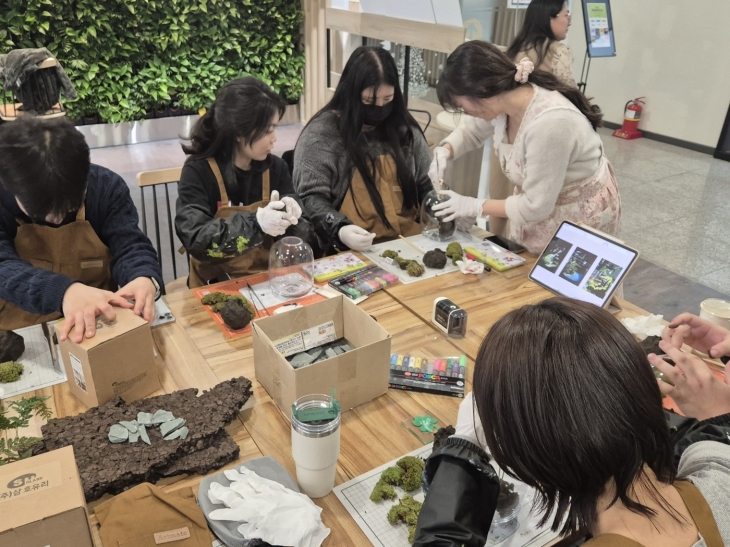 서울시 자립준비청년지원 전담기관 ‘영플러스서울’에서 자립준비청년들이 화분을 가꾸는 문화 힐링 프로그램에 참여하고 있다. 서울시 제공