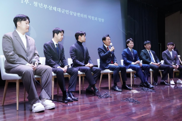 오세훈 서울시장이 지난해 11월 열린 청년부상 제대군인 상담센터 정책 심포지엄에 참석해 부상제대군과 의견을 나누고 있다. 서울시 제공