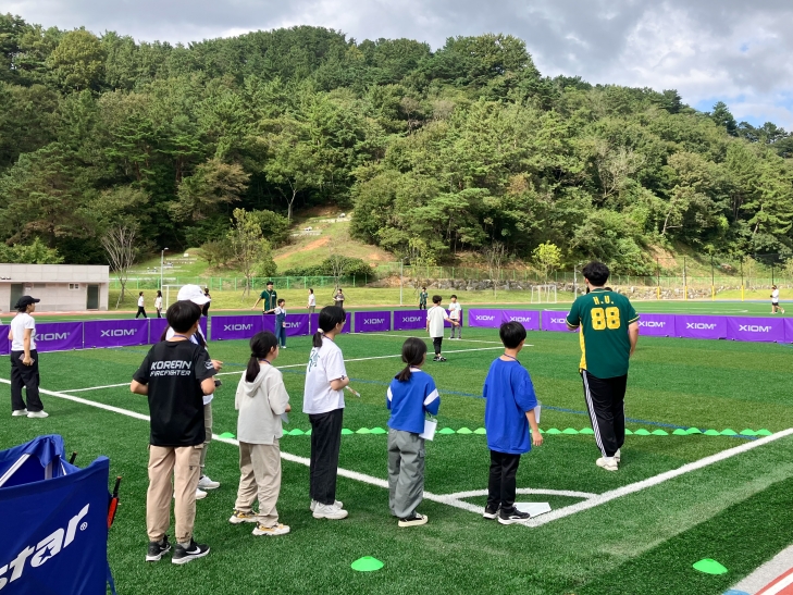 국민체육진흥공단은 30일 충남 홍성군과 경북 상주시와 연계한 단기스포츠 체험강좌캠프를 개최했다고 밝혔다. 사진은 참가자들이  ‘베이스볼5’를 직접 체험하는 모습. 이들은 각 종목의 역사와 규칙 등을 배우는 시간을 가졌다. 국민체육진흥공단 제공