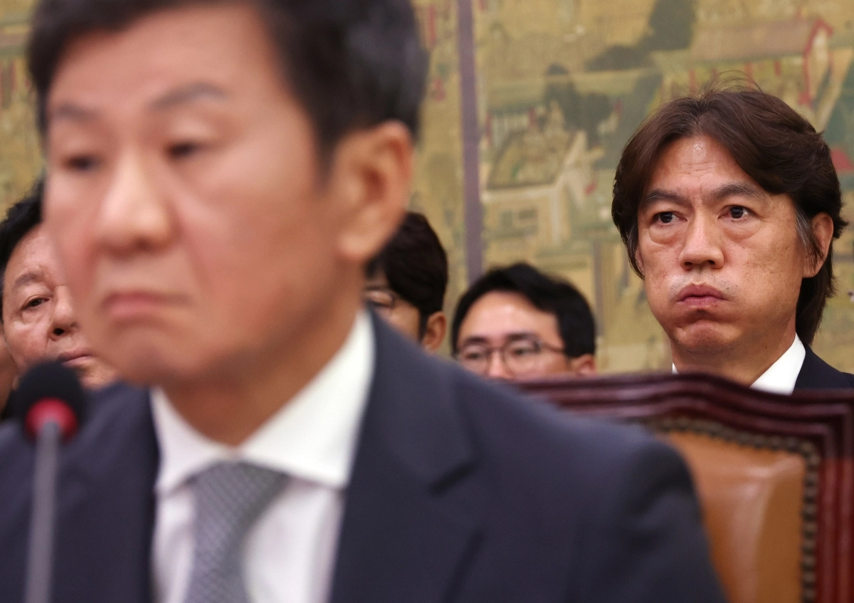 축구 국가대표팀 홍명보(뒷줄 오른쪽) 감독이 지난 2024년 9월 24일 국회에서 열린 문화체육관광위원회 전체회의에서 숨을 몰아쉬고 있다. 앞은 정몽규 대한축구협회장. 2024.9.24. 연합뉴스