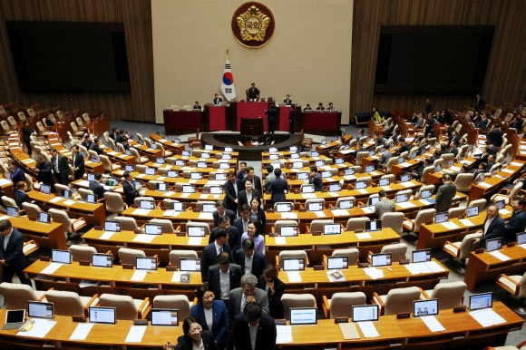 지난 19일 국회 본회의에서 ‘방송4법’, ‘전국민 25만원 지원법’(민생회복지원금지급 특별조치법) 등 재표결 안건이 부결되자 야당 의원들이 본회의장에서 퇴장하고 있다. 연합뉴스