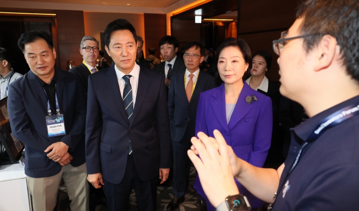 기업부스 둘러보는 오세훈 서울시장