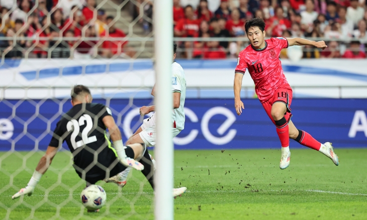 한국 남자축구 국가대표 이강인이 지난 5일 서울월드컵경기장에서 열린 2026 북중미월드컵 아시아 3차 예선 B조 1차전 팔레스타인의 홈 경기에서 슛하고 있다. 뉴스1