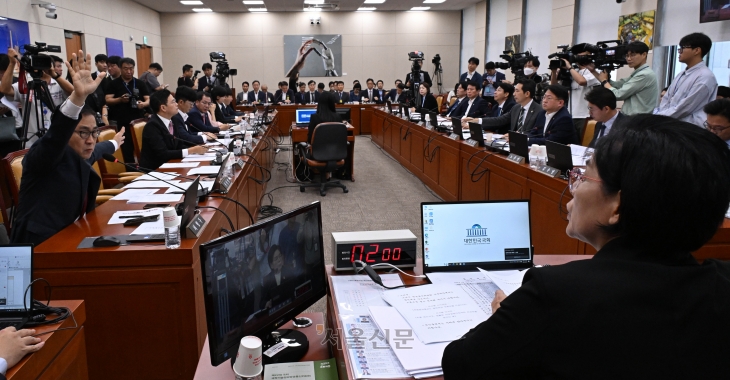 국회 과학기술정보방송통신위원회 여당 간사인 최형두(왼쪽) 국민의힘 의원이 30일 국회에서 열린 과방위 전체회의에서 국정감사 일정 변경에 반발해 의사진행 발언을 신청하고 있다. 안주영 전문기자