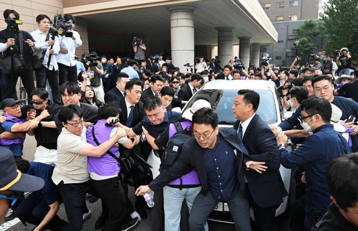 이태원 참사 부실 대응 관련 1심 선고재판이 열린 30일 서울 마포구 서울서부지방법원 앞에서 유가족이 재판 결과가 나온 뒤 박희영 용산구청장이 탑승한 차량을 향해 항의하고 있다. 2024.9.30 홍윤기 기자