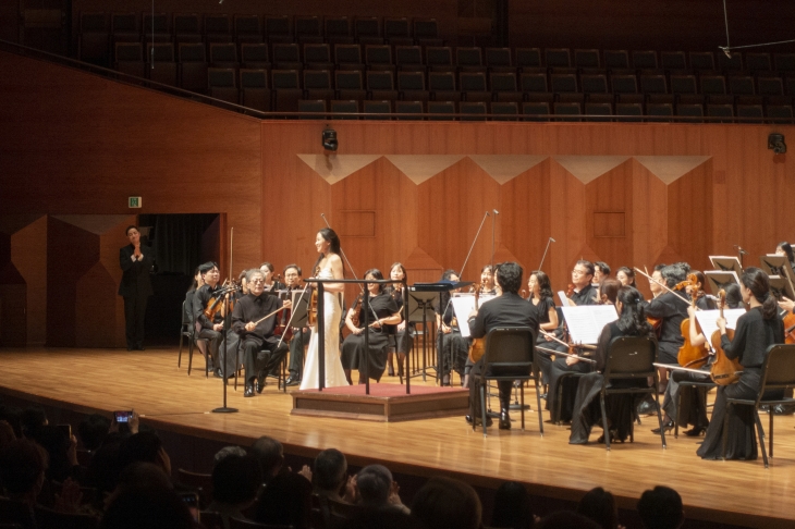 한수진이 29일 서울 서초구 예술의전당 콘서트홀에서 열린 KCO와의 협연을 마치고 관객들에게 인사하고 있다. 류재민 기자