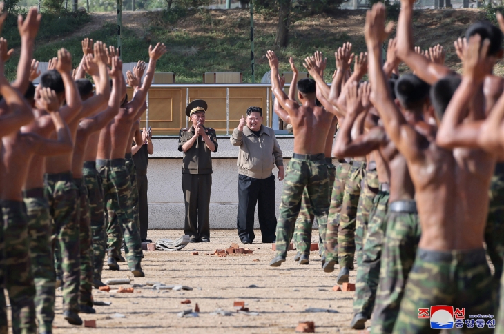 김정은 북한 국무위원장이 지난 11일 인민군 특수작전무력 훈련기지를 시찰했다고 조선중앙통신이 13일 보도했다.2024.9.13. 연합뉴스