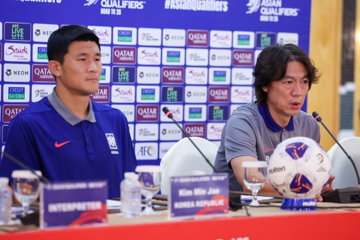 홍명보 한국 남자축구 국가대표팀 감독이 지난달 9일(한국시간) 오만 무스카트 시티시즌스 호텔에서 열린 2026 북중미월드컵 아시아 지역 3차 예선 오만전 공식 기자회견에서 각오를 밝히고 있다. 무스카트 연합뉴스