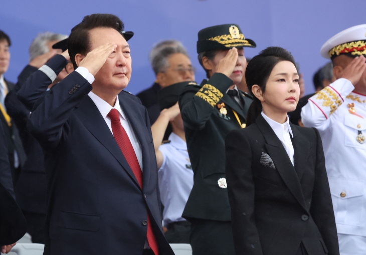 윤석열 대통령이 1일 성남 서울공항에서 열린 건군 76주년 국군의날 기념식에서 거수 경례를 하고 있다.  2024.10.1 연합뉴스