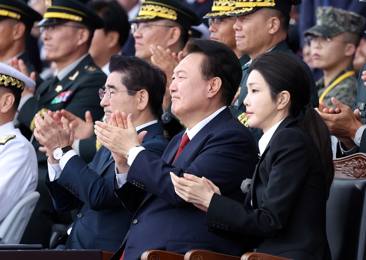 윤석열 대통령과 부인 김건희 여사가 1일 성남 서울공항에서 열린 건군 76주년 국군의날 기념식에서 박수치고 있다. 2024.10.1 연합뉴스