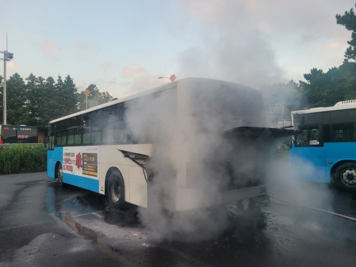 1일 제주대학교 정문앞 차고지에서 버스 화재가 발생해 엔진부분 일부가 소실됐다. 제주도소방안전본부 제공