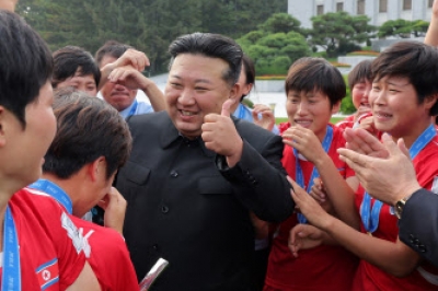 [포토] 北 김정은, U-20 우승 여자축구팀 격려 ‘엄지척’