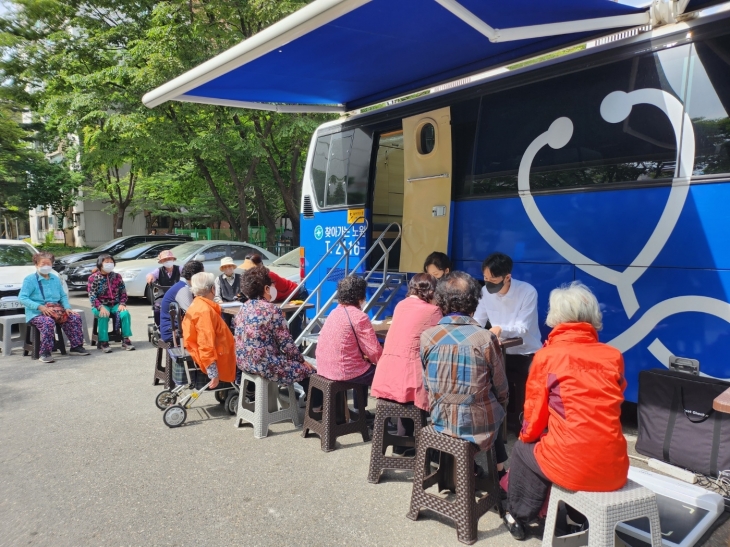 서울 노원구 ‘찾아가는 이동 건강버스’에서 시민들이 진료를 받고 있다.   노원구 제공