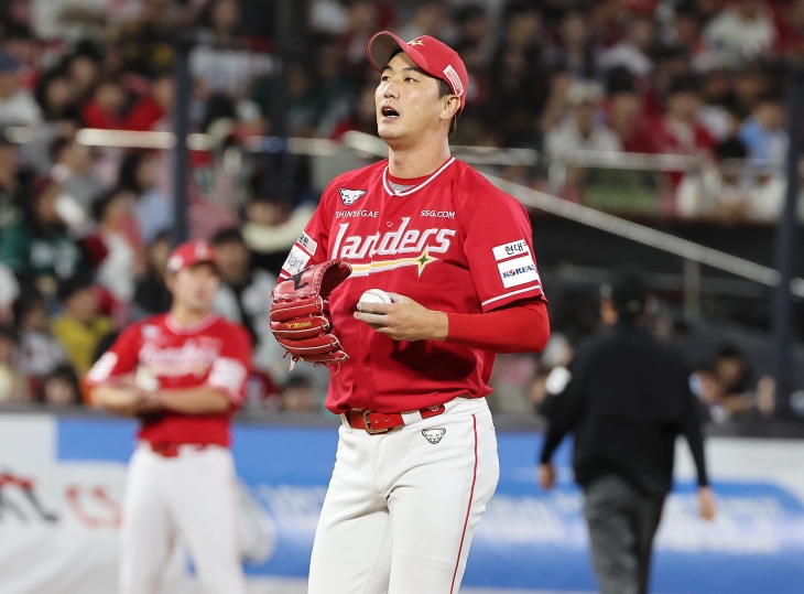 SSG 랜더스 김광현이 1일 수원 케이티위즈파크에서 열린 2024 KBO리그 5위 결정전 kt wiz와의 원정 경기에서 멜 로하스 주니어에게 홈런을 맞고 아쉬워하고 있다. 연합뉴스