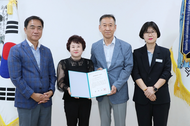 평택시(시장 정장선, 사진 왼쪽)는 1일 ‘태평상가’를 평택시 제2호 골목형 상점가로 지정하고 지정서를 전달했다. (평택시 제공)