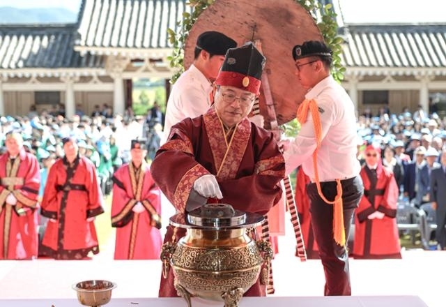 이철우 경북지사가 2일 오전 경주시 통일전에서 열린 ‘제46회 통일서원제’에서 분향하고 있다. 경북도 제공